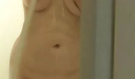 Masaje anime latino porno corporal adjuntar la chica estrecha en aceite