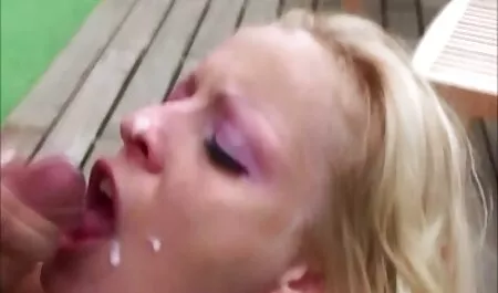 Mujer joven llena los mejores videos porno en español latino del deseo de provocar a un perro adulto por traición