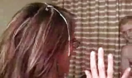 Un niño es fotografiado en videos porno caseros latinos la cámara mientras él es una joven con ropa blanca