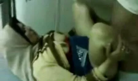 Chica está llena de lujuria, lamiendo su culo y videos caseros latinos porno apasionado chupando perro feliz