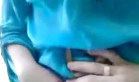 Joven pareja en el porno casero en español latino sofá