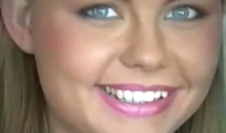 Rubia toma el control de las tres personas porno casero en español latino en el club nocturno