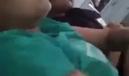 Modelo sexy acariciando con porn casero latino la longitud del pene de un hombre