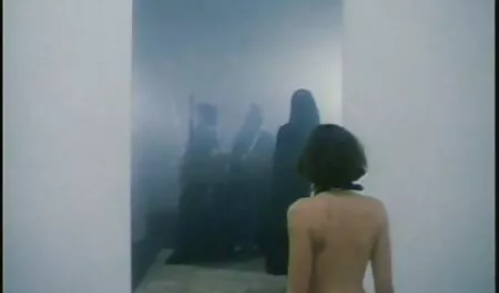 Un hombre calvo porn casero latino se encuentra con dos putas jóvenes