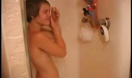 Colgar el campamento cerca de la tienda de campaña en el porno casero en español latino camino