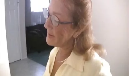 El chico en el círculo golpea la cara de la chica con porno casero en español latino semen