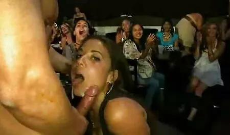 Tener la sexo casero en español latino belleza de rubia en la mesa