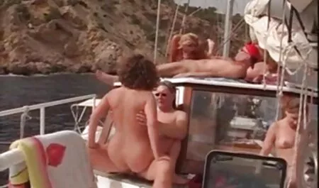 Hombre calvo divirtiéndose el mejor porno latino en dormitorio con rubia